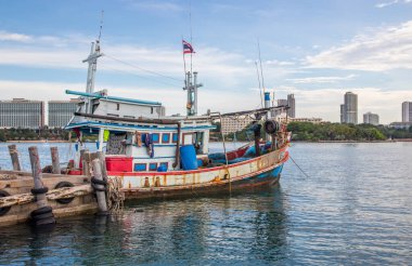 Tayland ve Güneydoğu Asya 'daki bir rıhtımda balıkçı tekneleri