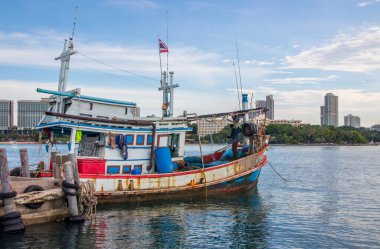 Tayland ve Güneydoğu Asya 'daki bir rıhtımda balıkçı tekneleri