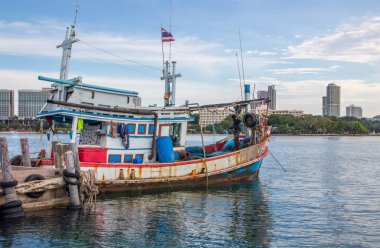 Tayland ve Güneydoğu Asya 'daki bir rıhtımda balıkçı tekneleri
