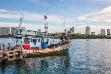 Tayland ve Güneydoğu Asya 'daki bir rıhtımda balıkçı tekneleri