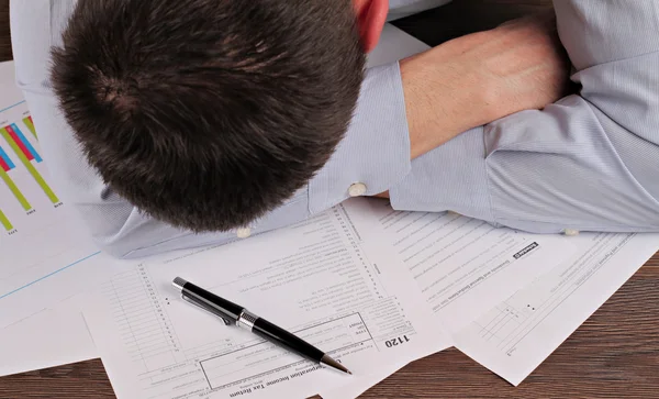 Pebisnis lelah mengajukan dokumen pajak kertas. Stress, Overworking, Deadline concept — Stok Foto