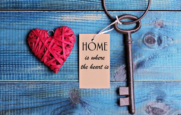 Дом там, где сердце. Семья, жизнь, концепция успеха. Винтажный ключ на деревянном фоне — стоковое фото