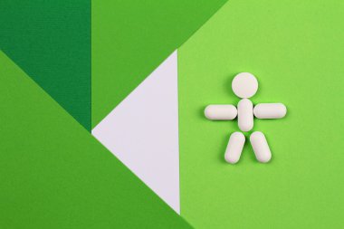 Sağlık ve tıp kavramı. Renkli, basit, minimalist, geometrik arka plan hapları. Uzay görüntü baş