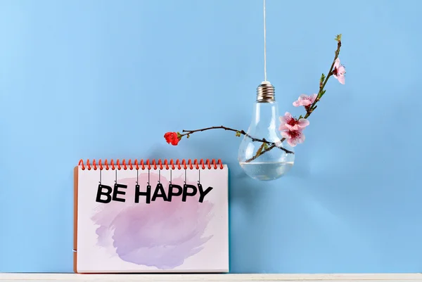 Be happy inspiration motivation quote and Modern bulb vase with flowers. Copy space image. Colorful minimalistic background. Happiness positivity concept — Stock Photo, Image