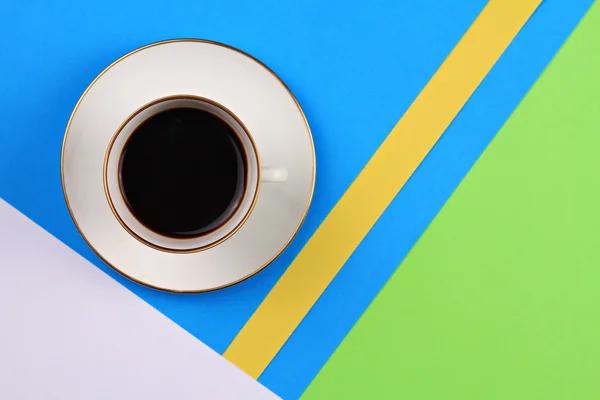 Tasse Kaffee, Espresso auf buntem, geometrischem Hintergrund. Bild aus dem Weltraum kopieren — Stockfoto
