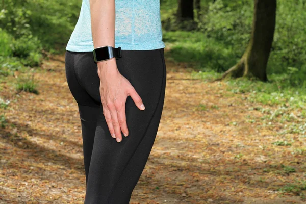 Correr, lesiones deportivas. Corredor de mujer con calambre en los músculos isquiotibiales —  Fotos de Stock