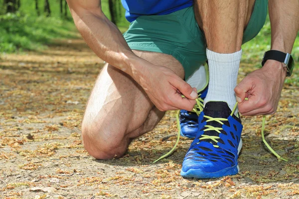 Hombre corredor preparándose para correr. Deporte, concepto de estilo de vida activo. Gente de fitness usando reloj inteligente . —  Fotos de Stock