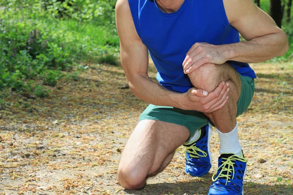 Blessure au genou, Homme coureur avec douleur au genou — Photo