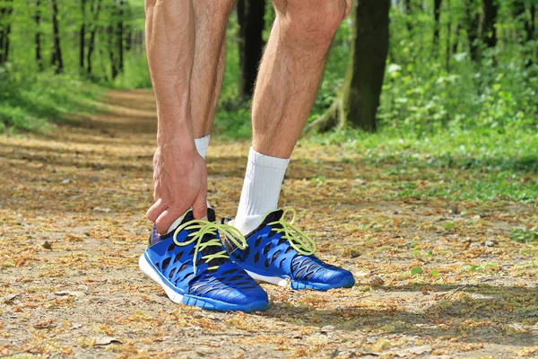 Lesiones deportivas, Hombre corredor con dolor en las articulaciones del tobillo —  Fotos de Stock