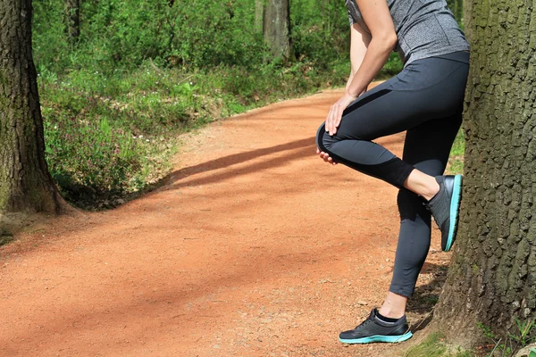 Lesión de rodilla, Mujer corredora con dolor de rodilla —  Fotos de Stock