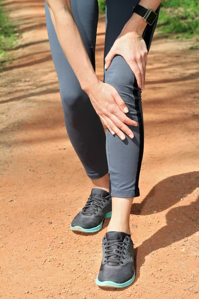 Lesión de rodilla, Mujer corredora con dolor de rodilla —  Fotos de Stock