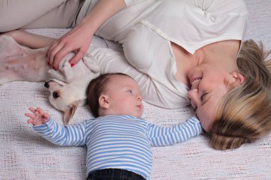 Mutlu gülümseyen Anne ve 3 aylık erkek bebek ve köpek evde zevk