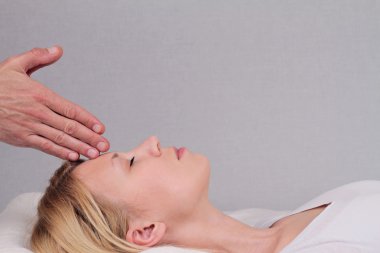 Reiki tedavi, alternatif tıp kavramı şifa sahip çekici genç kadın.