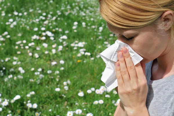 Alergia al polen, primavera. Mujer estornudando en un pañuelo — Foto de Stock