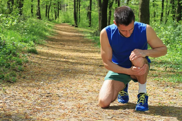 Lesión de rodilla, Hombre corredor con dolor de rodilla — Foto de Stock