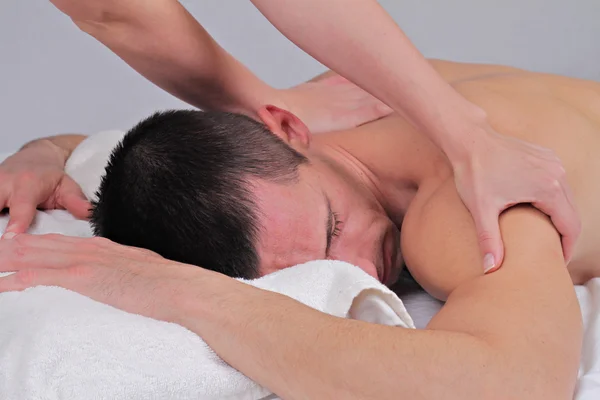 Man met massage. Lichaamsbehandeling zorg, spa, ontspanning, Wellness-concept — Stockfoto