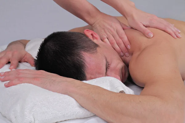 Hombre recibiendo masaje. Relajación, tratamiento de cuidado corporal, spa, concepto de bienestar —  Fotos de Stock