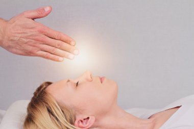Reiki tedavi, alternat şifa sahip çekici genç kadın