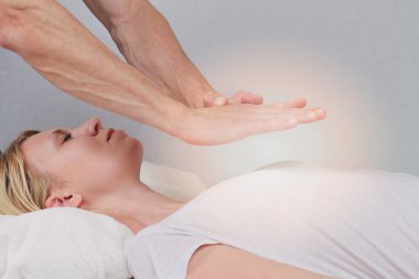 Reiki tedavi, alternat şifa sahip çekici genç kadın