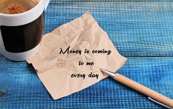 Afirmación de atracción monetaria. El dinero viene a mí cada día. Cita motivadora inspiradora en papel retro y café. Riqueza, concepto de éxito — Foto de Stock