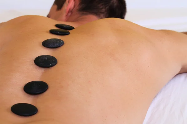 Hombre recibiendo masaje. Relajación, tratamiento de cuidado corporal, spa, concepto de bienestar — Foto de Stock