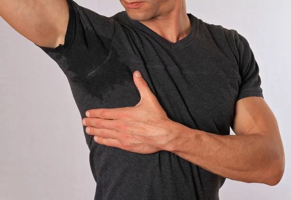 Deporte hombre axila sudando. Mancha de transpiración. Concepto de hipertiroidismo —  Fotos de Stock