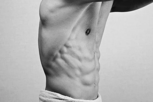 Torso masculino muscular, peito e axilas depilação de perto. Ceras masculinas — Fotografia de Stock