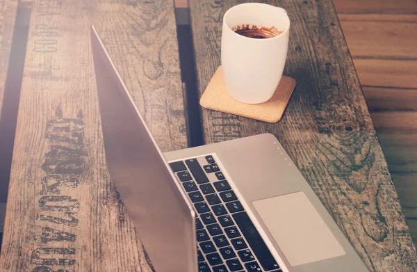 Koncepcja biznesowa, biuro w domu: laptop na nowoczesnym stole przemysłowym — Zdjęcie stockowe