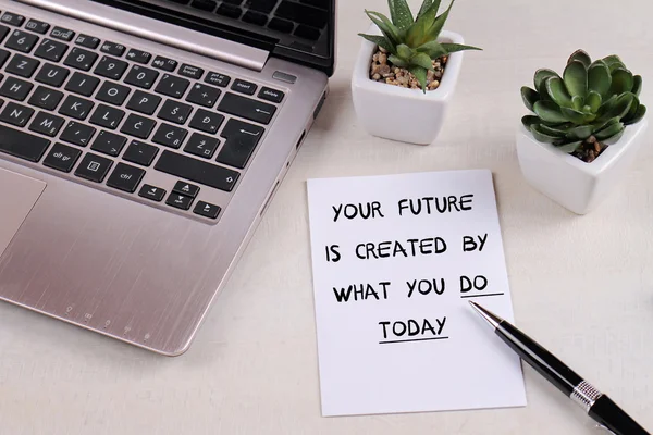 Inspiração motivação citação seu futuro é criado pelo que você faz hoje em mesa de trabalho. Sucesso, conceito de auto-desenvolvimento — Fotografia de Stock