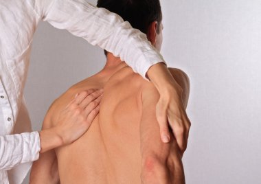 Chiropractic, osteopati, dorsal manipülasyon. Terapist adamın sırtına iyileştirici tedavi yapıyor. Alternatif Tıp, ağrı Rölyef kavramı