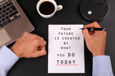 İlham motivasyon tırnak geleceğin bugün çalışma masası üzerinde ne oluşturulur. Başarı, kendini geliştirme kavramı
