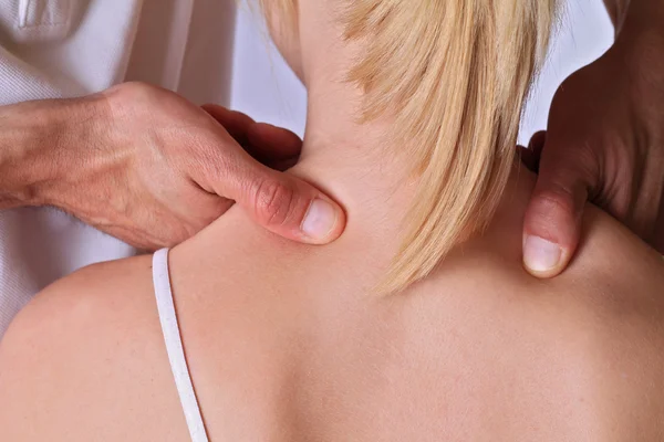 Quiropráctica, osteopatía, manipulación dorsal, acupresión. Terapeuta haciendo tratamiento de curación en la espalda de la mujer. Medicina alternativa, concepto de alivio del dolor —  Fotos de Stock