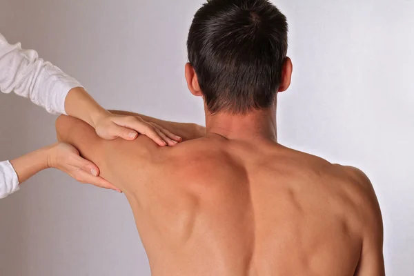 カイロプラクティック、オステオパシー、背側の操作。人間の手で癒しの治療を行うセラピスト。代替医療、痛み救済概念 — ストック写真