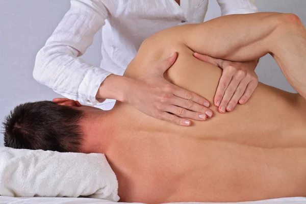 Quiropráctica, osteopatía, manipulación dorsal. Terapeuta haciendo tratamiento de curación otreatment en la espalda del hombre. Medicina alternativa, concepto de alivio del dolor —  Fotos de Stock