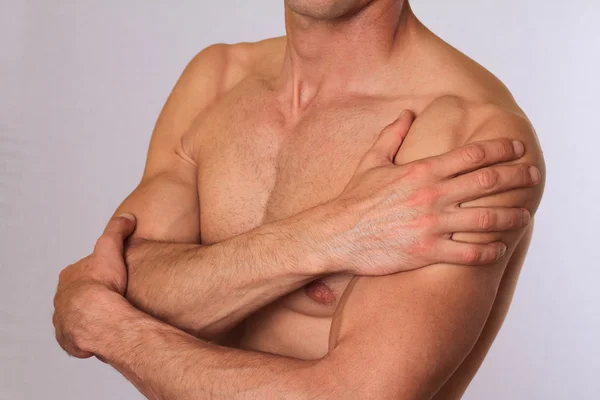 Lesão desportiva, homem com dor no ombro. Conceito de alívio da dor — Fotografia de Stock