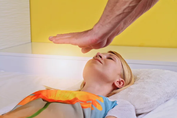 Mujer que tiene tratamiento curativo reiki, concepto de medicina alternativa . — Foto de Stock