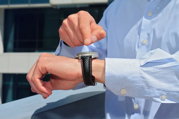 Hombre de negocios mostrando el tiempo en su reloj. Es hora, si no ahora cuando el concepto —  Fotos de Stock