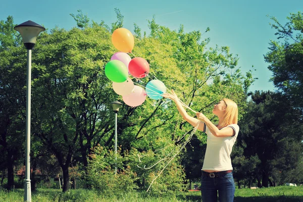Młoda kobieta z balonów. Wolności, szczęścia, beztroski koncepcji. Sztuka obrazu — Zdjęcie stockowe