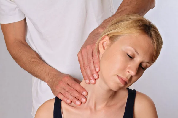 整脊、 骨病、 背操纵。做女人的脖子上的愈合治疗 otreatment 的治疗师。替代医学，疼痛救济概念 图库图片