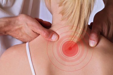 Chiropractic, osteopati, manuel terapi, acupressure. Terapist şifa tedavi tedavisi kadının sırtına yapıyor. Alternatif Tıp, ağrı Rölyef kavramı