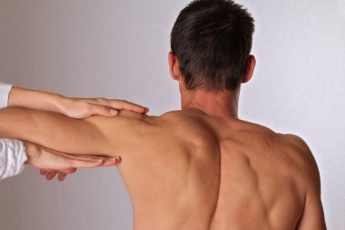 Chiropractic, osteopati, manuel terapi. Terapist adamın sırtına iyileştirici tedavi yapıyor. Alternatif Tıp, ağrı Rölyef kavramı