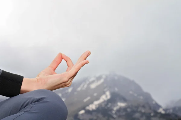 Yoga femme méditation sur le sommet de la montagne, gros plan des mains — Photo