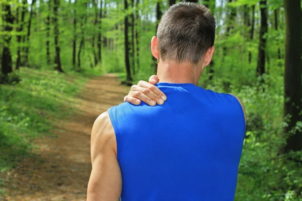 Homem com dor no ombro. Lesão desportiva — Fotografia de Stock
