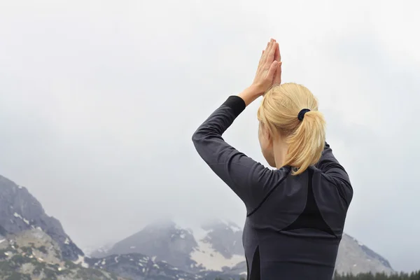 Yoga femme méditant dans la belle nature paysage de montagne . — Photo