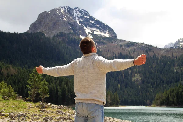 Homme jouissant d'une vue sur le lac de montagne. Liberté, concept de voyage . — Photo