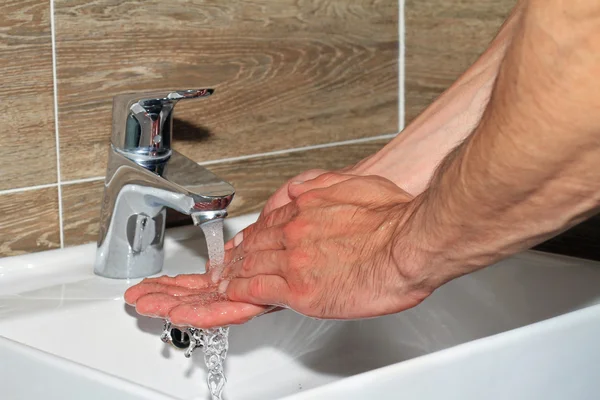 Понятие гигиены. Мужчина, моющий руки. — стоковое фото