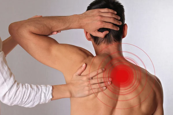 Chiropractie, osteopathie, manuele therapie. De therapeut doet genezende behandeling op iemands rug. Alternatieve geneeskunde, pijn verlichting concept — Stockfoto