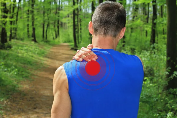 Lesión deportiva, Hombre con dolor de hombro —  Fotos de Stock