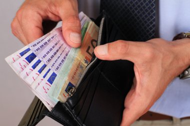 Erkek cüzdan euro banknot tam para alarak. Başarı, yatırım, işletme, finansal büyüme, kar, temettü kavramı