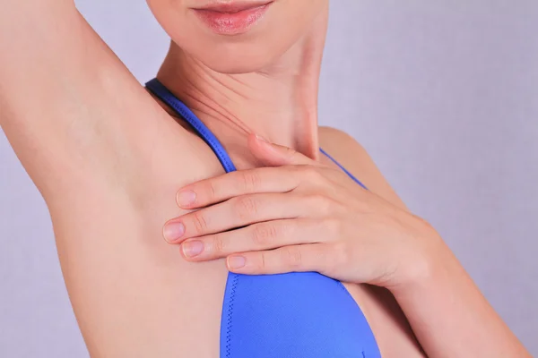 Woman armpit waxing, laser hair removal. Young woman holding her arms up and showing underarms, ideal smooth clear skin. Epilation /depilation results — Stock Photo, Image